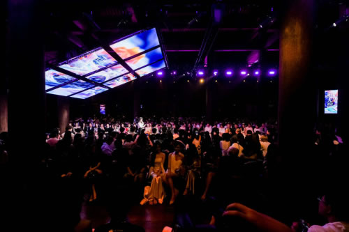 2025濮院时装周开幕夜：明星群聚×AI超模×首次大型沉浸式环境时装秀，穿越千年的赛博