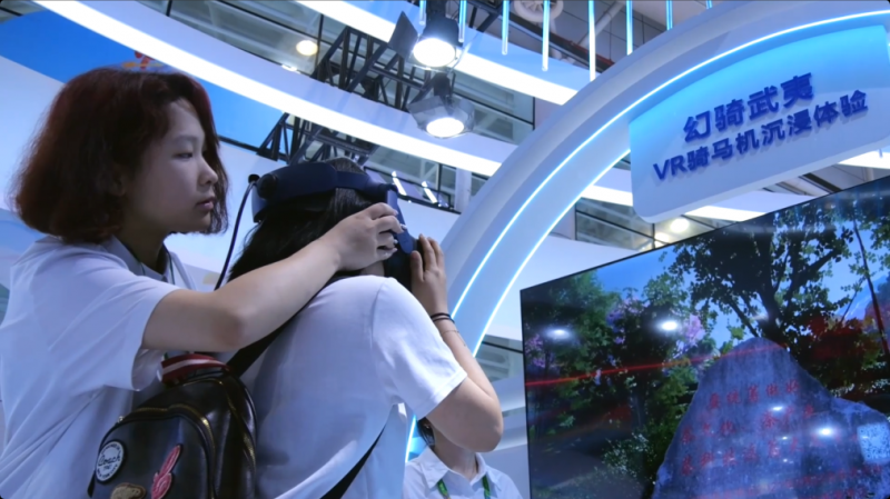 记者探访数字峰会现场体验区：看数字技术赋能千行百业