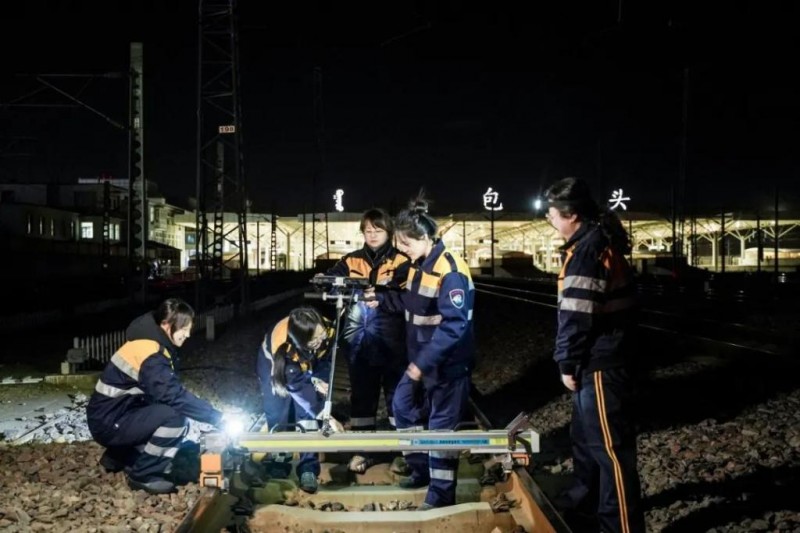 草原铁路上的“六朵金花”：用数据守护高铁安全