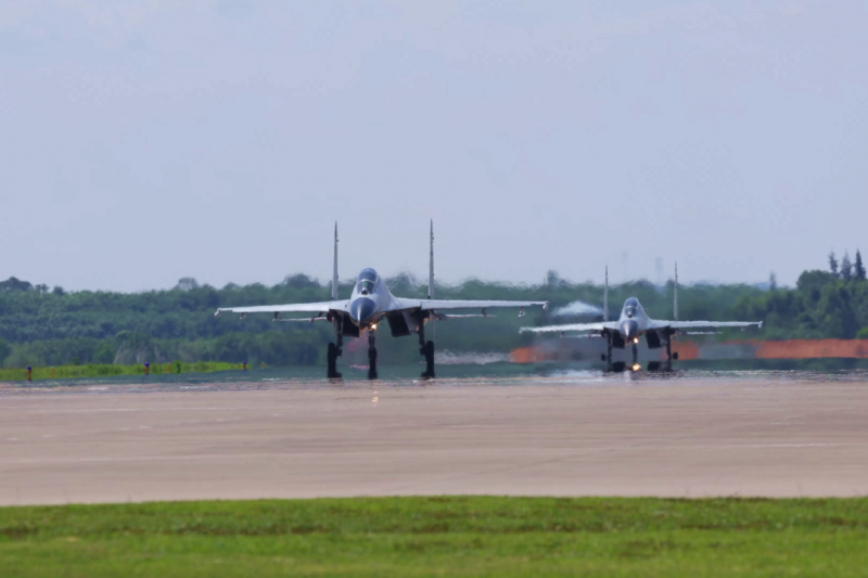 多批次战机升空，展开对抗训练