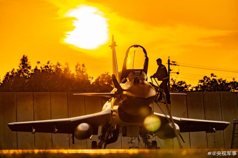 直奔目标空域！看战鹰身披霞光呼啸升空