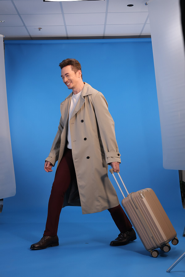 陈豪为“中银香港跨境GO”拍摄宣传照“跨境达人” 展现无缝跨境体验