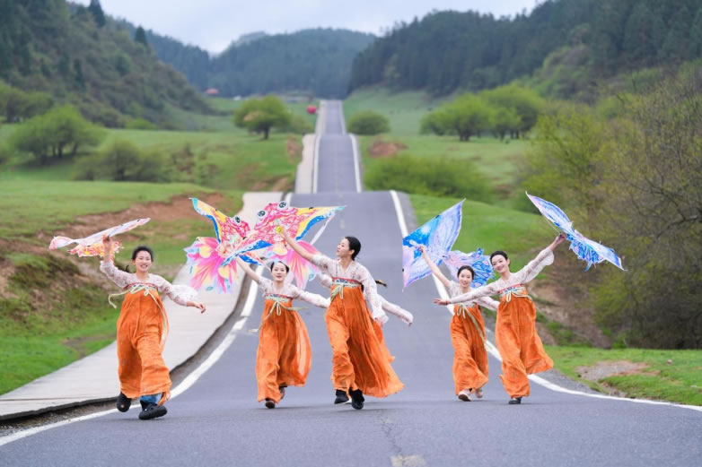 五一武隆“飞”去不可！巨型风筝+低空飞行+PASS福利，带你上天带你「飞」！