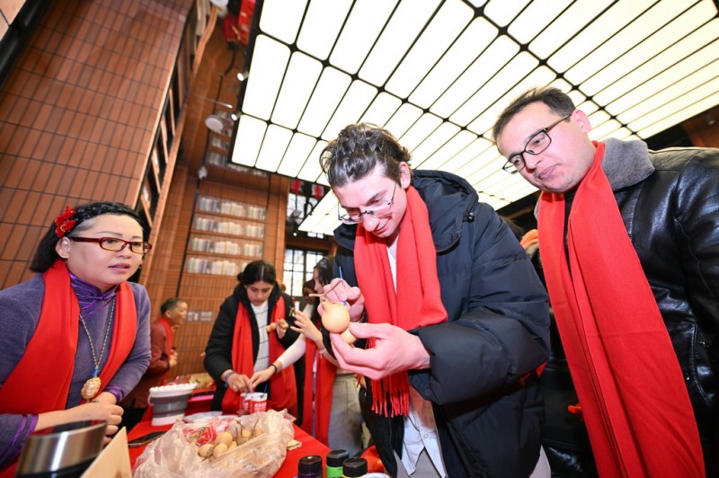 天津：留学生感受春节民俗