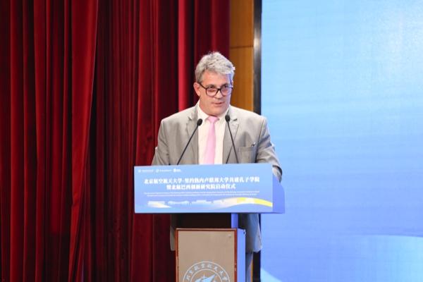 “希望巴中两国青年人开展更多教育文化交流”