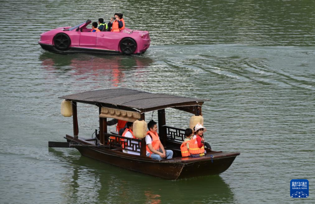 春日泛舟好休闲