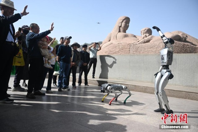 甘肃兰州：AI赋能文旅 机器人机器狗开启景区巡游
