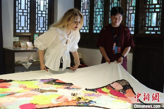 浙江濮院：游客乐享江南古镇慢时光