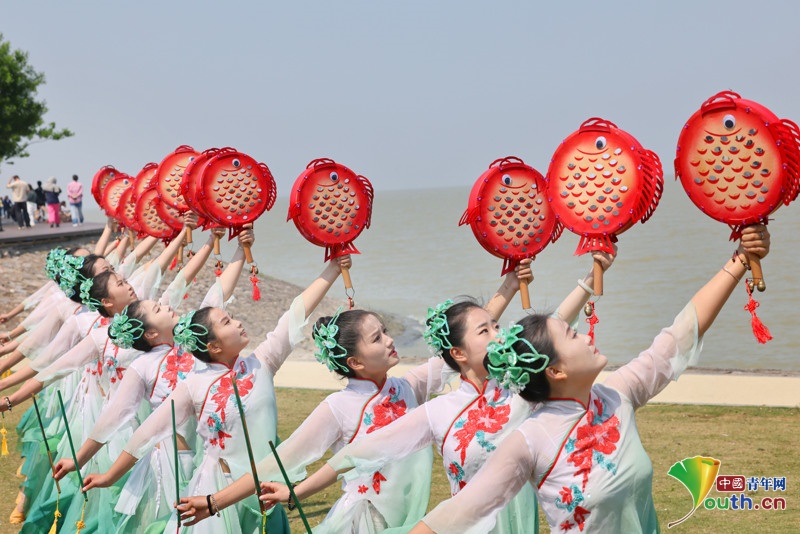 江苏淮安：大运河百里画廊展演非遗马灯舞与洪泽湖渔鼓