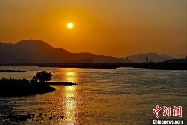 福州乌龙江畔景色秀美引游人