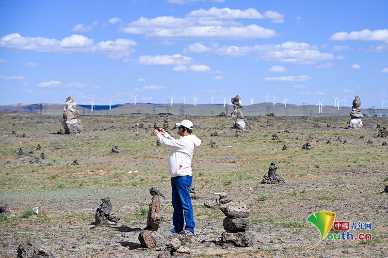 内蒙古乌兰哈达火山群点缀草原