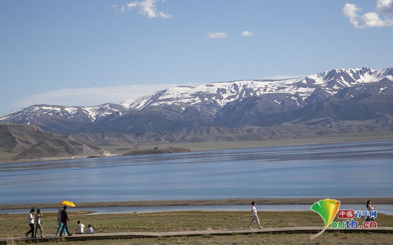 新疆博州：游客聚集赛里木湖畔拍照打卡