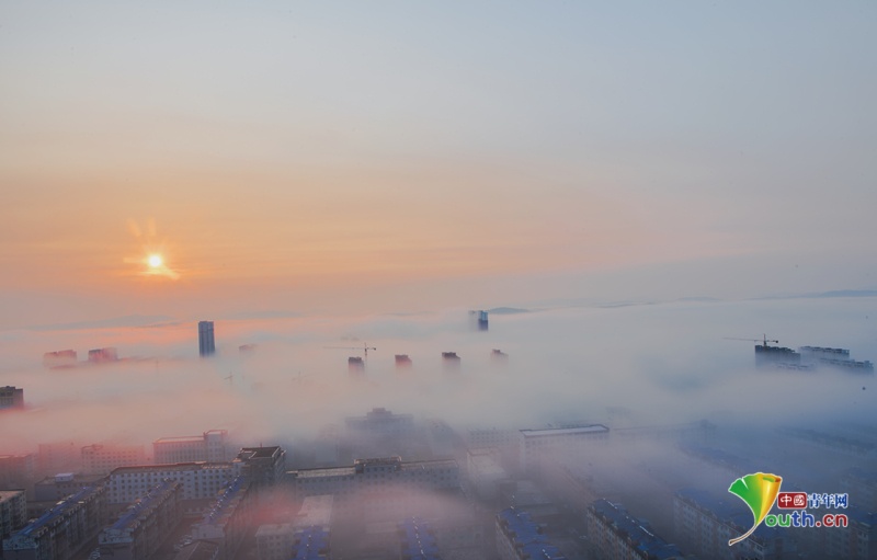 吉林舒兰：云海翻涌 城市建筑若隐若现似水墨画