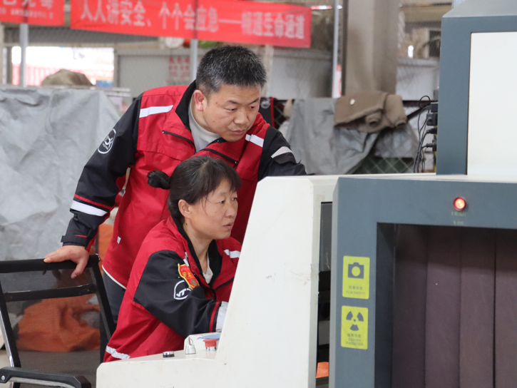 新华全媒+丨在奋斗中出彩 ——“五一”劳动节访“劳模”